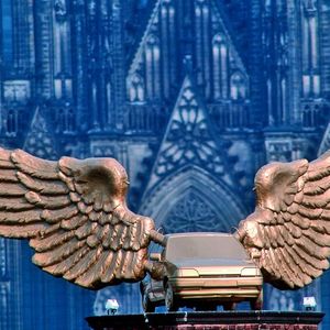 Goldener Vogel: Aktionskünstler HA Schult schuf den Fiesta mit Flügeln, der auf dem Kölner Stadtmuseum zu einem Wahrzeichen der Domstadt avancierte. Er war Teil von „Fetisch Auto“, einer zweiwöchigen Kunstaktion im April 1989, bei der neue Exemplare des Ford Fiesta an verschiedenen Orten Kölns künstlerisch verfremdet in Szene gesetzt wurden. HA Schult und Elke Koska versprachen ein „Ereignis-Puzzle aus elf dramatischen Bild-Tableaus“ Das Sponsoring der Fahrzeuge und weitere Kosten übernahmen die Fordwerke in Köln anlässlich ihres 60-jährigen Standortjubiläums. (Bild:  Ford AG)