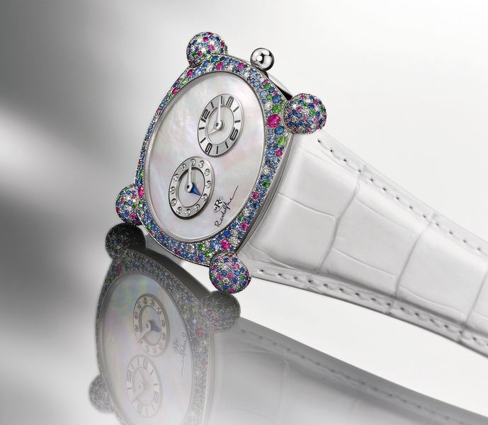 Le bracelet de Satin enlace de petites boules serties de diamants remplaçant la traditionnelle corne de la montre. Le travail des matériaux les plus nobles avec les artisans joailliers les plus accomplis. Voici un mariage subtil du design avant-gardiste et de l’horlogerie. (Image: Manufacture Rodolphe Cattin)