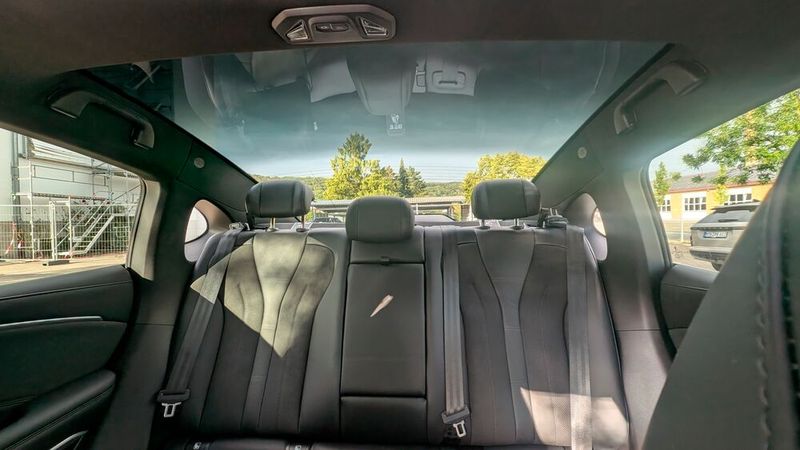 ... zieht sich über die hintere Sitzreihe. (Bild: Mauritz – VCG)