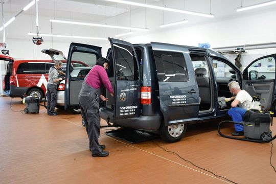 Insgesamt zehn Mitarbeiter bereiten in der neuen Pflegehalle des Autohauses Fischer in Jena die Gebraucht- und Neuwagen sowie die Fahrzeuge der Servicekunden optisch auf.(Bild:  Rubbel)