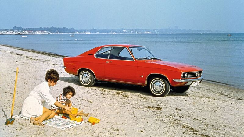 Der Manta A war Opels direkte Antwort auf den Capri aus dem Hause Ford. Mit dem Ascona präsentierten die Hessen zwei Monate nach Vorstellung des Manta auch eine Limousinenversion. (Bild: Opel Automobile GmbH)