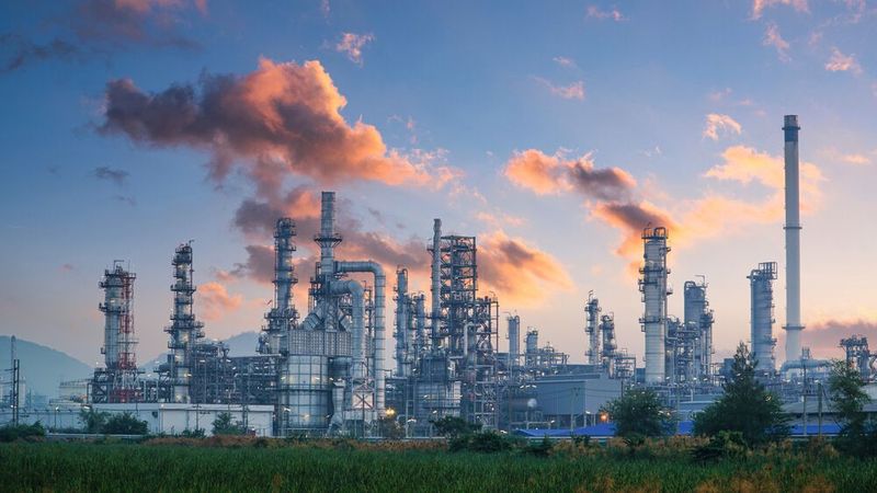 Industrieunternehmen stehen vor der Herausforderung, Prozesseffizienz, Personalentwicklung und Digitalisierung harmonisch zu integrieren.(Bild:  Shinonome Studio - stock.adobe.com)