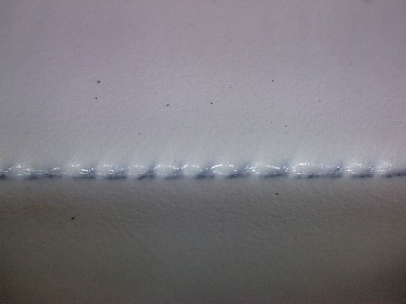 Bild „Oxidschicht 1“: Das Bild weist darauf hin, dass bereits beim Bürsten die Kante ein wenig verrundet wird. Bild: Lissmac (Archiv: Vogel Business Media)