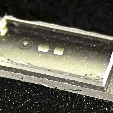 The quantum chip developed at ETH Zurich contains so-called mechanical resonators—tiny components that begin to vibrate when storing information. The chip is about 7.5 millimeters long, 2.5 millimeters wide, and 1 millimeter high (approx. 0.30 by 0.10 by 0.04 inches), roughly as wide as a small fingernail. (Image: Hybrid Quantum Systems Group / ETH Zurich)