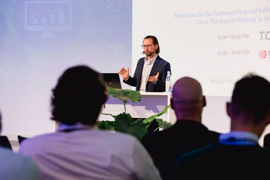 Moderiert wird das Produktionsleiter Forum in diesem Jahr erneut von Chefredakteur Benedikt Hofmann. (Bild:  Stefan Bausewein)