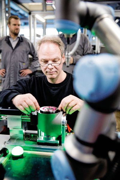 Mittlerweile arbeiten vier UR3-Roboter Seite an Seite mit den Mitarbeitern der Montage-Abteilung. (Universal Robots)