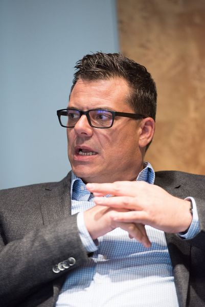 Marcus Ruebsam, Senior Vice President for Strategy & Solutions SAP Hybris: „KI macht unsere Systeme zum ersten Mal intelligent. Bisher hat der Mensch die CRM-Systeme gefüttert; diese Daten reichen mittlerweile aber nicht mehr aus. Durch KI gehen die Systeme viel weiter – hin bis zum Verstehen von Signalen aus den Märkten, aus der Supply Chain oder dem Service. So bekommen sie ein viel breiteres Bild von unserem Kunden als vorher.“ (Bild: Thorsten Heitmann)