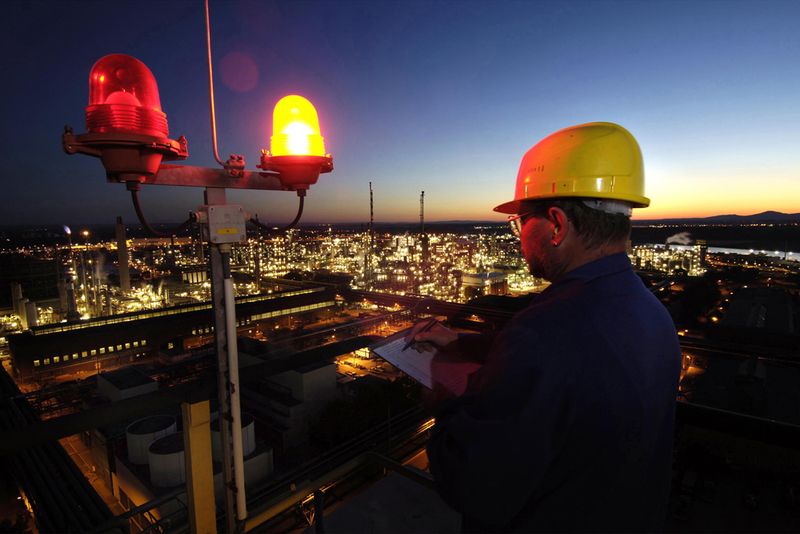 Platz 1: BASF, Deutschland  111.141 Beschäftige waren in 2011 bei BASF angestellt. Damit reichte es jedoch nur zu Platz 2 in dieser Kategorie, knapp hinter Bayer und seinen 112.300 Beschäftigten. Unser Bild zeigt einen BASF-Mitarbeiter bei der nächtlichen Kontrolle einer Signallampe auf dem Kraftwerk Nord am Stammwerk in Ludwigshafen am Rhein. Im Stammwerk sind über ein Drittel der 111.141 Arbeiter beschäftigt. (Bild: BASF)