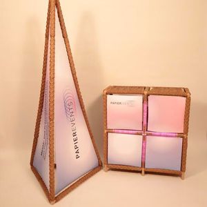 Als Demonstratoren für den Baukasten wurden eine Theke, ein Kundenstopper im DIN-A1-Format und ein pyramidenförmiger Aufsteller umgesetzt. Auch die Beleuchtung ist rezyklierbar. (Bild:  DITF)