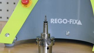 Für Spezialwerkzeuge unentbehrlich: Zum Fräsen von Hartmetall spannen die Werkzeugbauer in Lostorf ihre kleinen, vielzahnigen Fräser praxisgerecht mit dem Spannsystem 
powRgrip.  (Bild: Konrad Mücke/Rego-Fix)