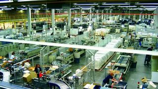 Blick in das Pharma-Service-Center: Faltschachteln, Packungsbeilagen und Haftetiketten kommen aus einer Hand über das KIT-System direkt just-in-time und just-in-sequence an die Abpacklinie. Bilder: Faller (Archiv: Vogel Business Media)