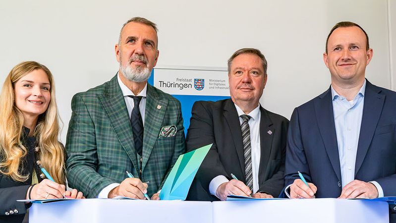 (v. l.): Staatssekretärin Milen Starke, Thüringer Minister für Digitales und Infrastruktur Steffen Schütz, Dr. Steffen Kania, Präsident des Gemeinde- und Städtebunds Thüringen, und Christian Herrgott, Präsident des Thüringischen Landkreistags.(Bild:  TMDI/ Marie Hauschild)