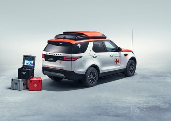 Auf dem Genfer Autosalon präsentiert Land Rover „einen zum Spezialfahrzeug für Not- und Katastropheneinsätze umgebauten Land Rover Discovery mit einer Drohne an Bord. (Land Rover)