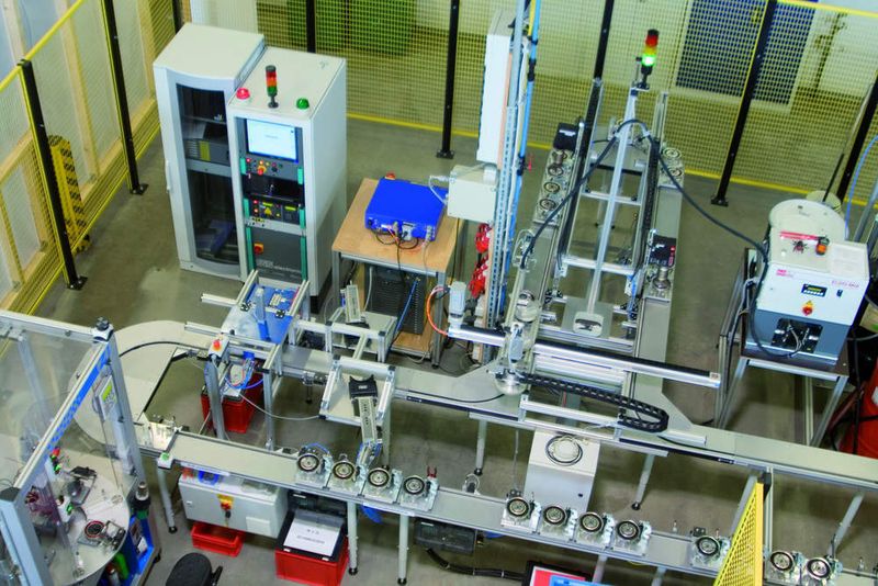 Bild 2: Überblick über die teilautomatisierte Montageanlage. Bild: Licos Trucktec (Archiv: Vogel Business Media)