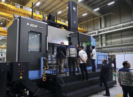 Das Werk in Seongju, der zweite Ausstellungsort der DIMF, wurde mit einer Produktionsinfrastruktur ausgestattet, die für großformatige Werkzeugmaschinenmodelle für Branchen wie die Öl-, Gas- und Luftfahrtindustrie optimiert ist. Ausgestellt wurden Großmaschinen für die Bearbeitung großer Teile, darunter das vertikale Drehzentrum mit Stößel, das für die Luft- und Raumfahrtindustrie optimiert ist, die Mehrzweck-Brückenfräse für Anwendungen wie die Bearbeitung von Formen und ein Bearbeitungszentrum für spezielle Anwendungen, bei denen die Reibrührschweißtechnik zum Einsatz kommt.(Bild:  DN Solutions)