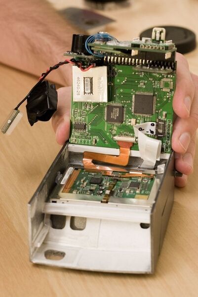 Das Motherbord und die Sensorplatine des Mark 1 werden ins Gehäuse eingebaut (Bild: tricorderproject.org)