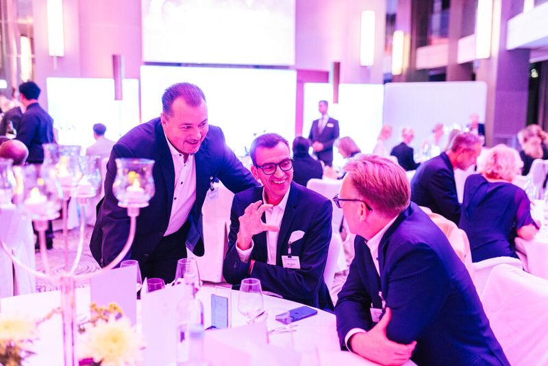 Entspannte Stimmung: Harald Czelnai (l.) mit Marc Monich und Andreas Drechsler von MACH. (Bild: Offenblende)