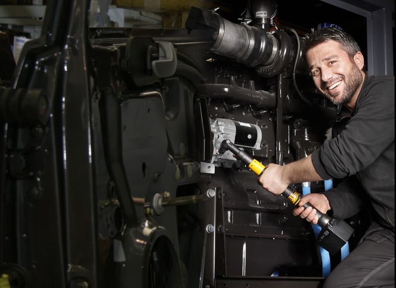 Eine hohe Motorleistung und schnelle Kupplungen sind die Voraussetzungen, um den Ruck (= das Reaktionsmoment) an Winkelschraubern zu reduzieren. Mit modernen Schraubstrategien und Programmierungen ist es bei Elektroschraubern möglich, das Reaktionsmoment fast auf null zu drücken. (Bild: Atlas Copco Tools)