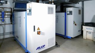 Allegro-60-Verdichter produzieren derzeit die Hauptmenge der erforderlichen Druckluft bei Schlosser. Die Kompressoren werden von der Steuerung kontinuierlich an den jeweiligen Druckluft-Bedarf angepasst, was Energie spart. Bild: Alup (Archiv: Vogel Business Media)