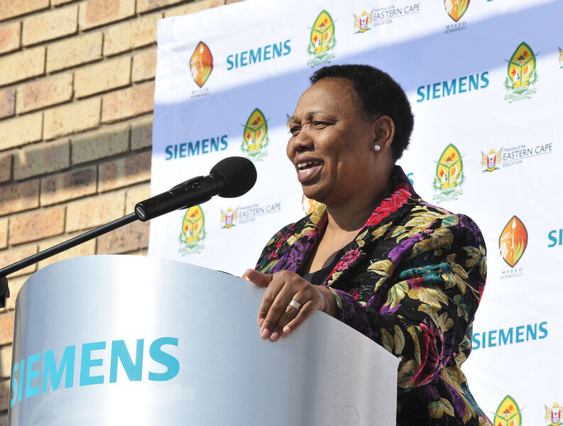 Die südafrikanische Bildungsministerin, Angie Motshekga, dankte Siemens für den Bau einer Schule, die 