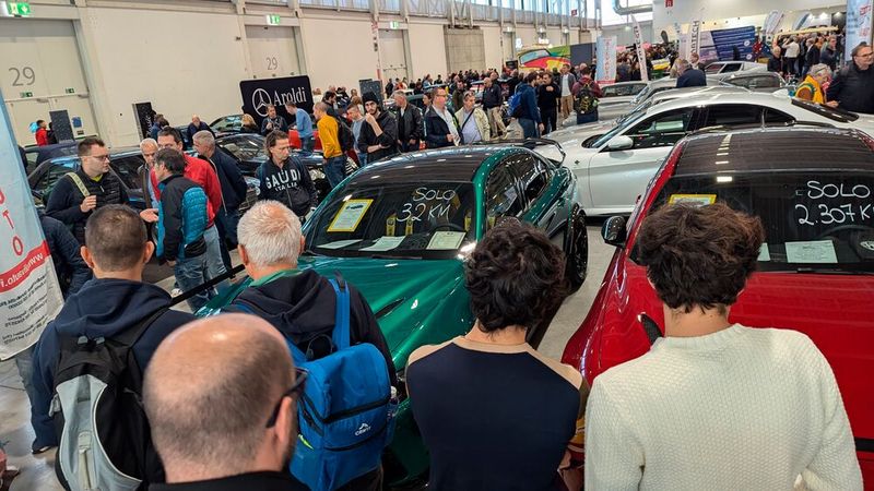 Viel Aufmerksamkeit zogen auch diese jungen und neuwertigen Alfa-Giulia-Versionen auf sich. (Bild: Dominsky – VCG)