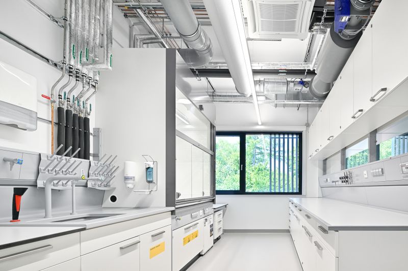 Jedes Labor folgt einer klaren funktionalen Logik, von der Probenvorbereitung über die Analyse bis zur Auswertung. Die Labore sind nach den biologischen Sicherheitsstufen S1 und S2 klassifiziert. (Bild: © ALHO | Markus Steur)