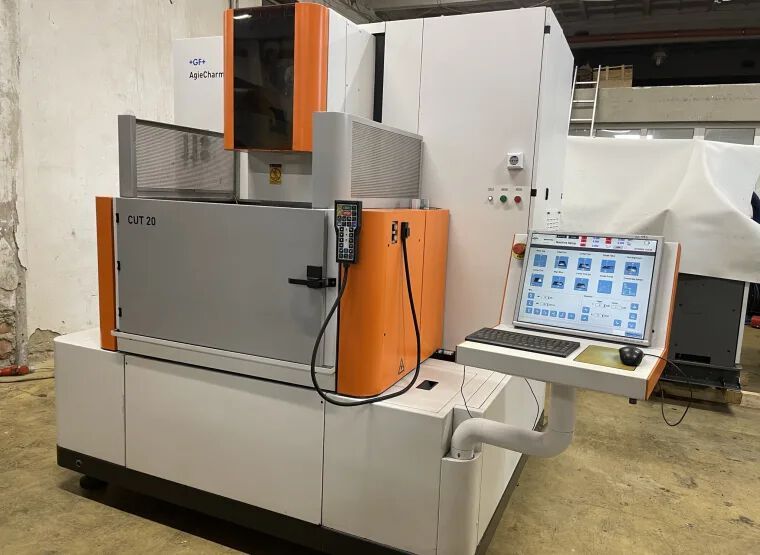 Von Agiecharmilles stammt auch diese Drahterodiermaschine Cut 20, die bei Surplex ersteigert werden kann. (Bild: Surplex)