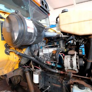 Der 24 Jahre alte Schulbus hat einen Achtzylinder-Motor mit 142 kW unter der (umgeklappten) Motorhaube.(Bild:  Holger Zietz - VCG)