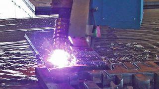 Plasmabrenner mit Fasenaggregat.  (Bild: Lind)