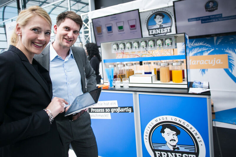 Die Nterra Integration GmbH demonstrierte, wieviel IT in einem Cocktail steckt und mischte alkoholfreie Longdrinks aus bis zu 15 Zutaten iPad-gesteuert und prozessbasiert in Echtzeit zur Erfrischung der über 500 Teilnehmer. (Bild: MarcFippel.de/Software AG)