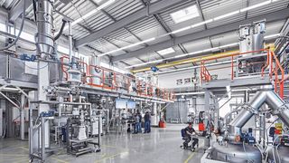 Das Azo-Technikum: Nur wer Rohstoffe genau kennt, kann sie sicher automatisieren. (Bild: Azo)