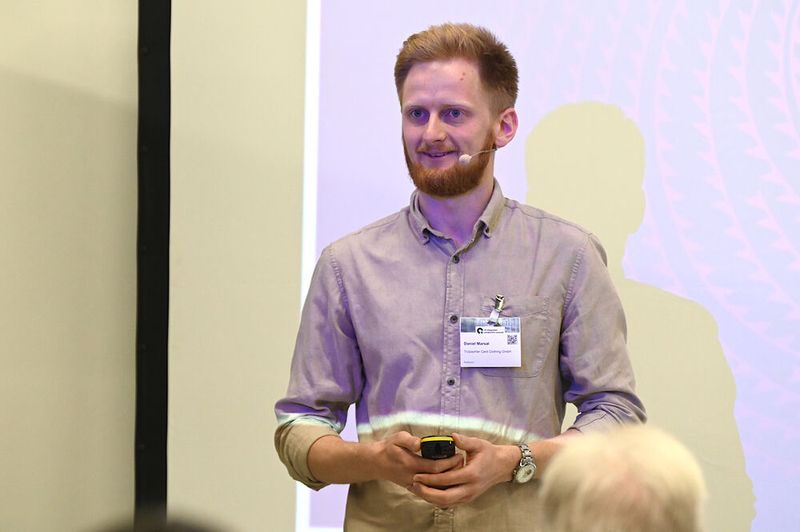 Prozessautomatisierungsspezialist Daniel Marsal von Trützschler Card Clothing berichtete vom Projekt mit dem Fraunhofer IOSB, das eine Hochgeschwindigkeitskamera und KI-Auswertetools für die Qualitätssicherung nutzt. (Bild: Stefanie Michel)