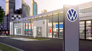 Autohäuser dürfen ihre Verkaufsräume nur eingeschränkt beleuchten. Die Bundesregierung hat nun eine Verlängerung ihrer Energiesparverordnung bis zum 15. April 2023 beschlossen. (Bild: Volkswagen AG)
