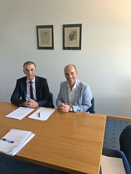 Rolf Sonderegger (r.), CEO Kistler Gruppe, und Dr. Heinrich Offergeld, bisheriger Inhaber und Geschäftsführer IOS GmbH, freuen sich über die zukünftige Zusammenarbeit. (Kistler Group)