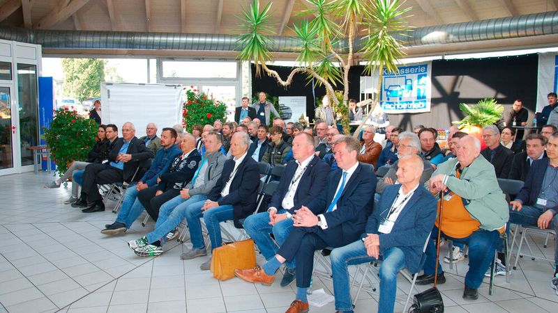 Der Landesverbandstag bot den Teilnehmern interessantes Vorträge und eine Fachausstellung rund um das Thema Karosserieinstandsetzung. (Bild: Wenz|»Fahrzeug+Karosserie«)