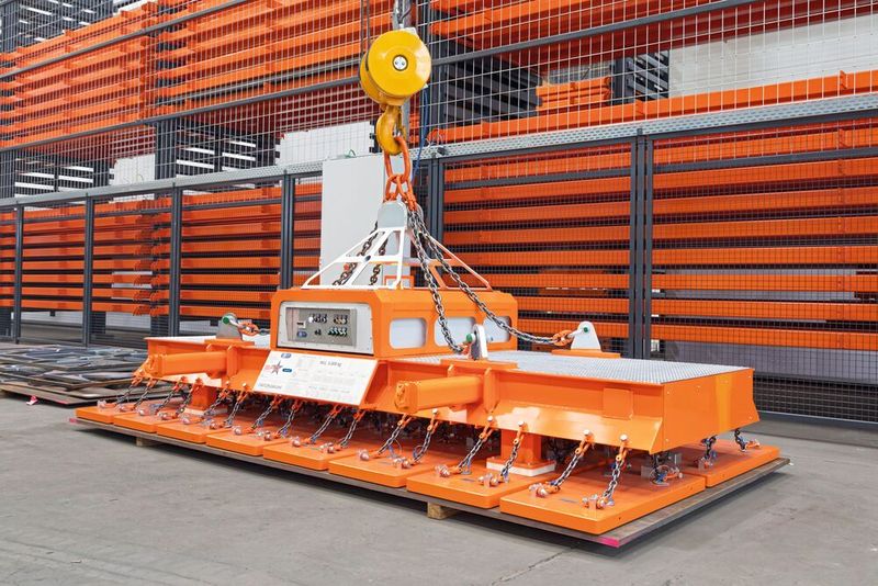 Die Elektropermanentmagnet-Traverse vor dem Stopa-Großblechlager bei Rädlinger Maschinenbau brachte nahezu eine Verdopplung der Produktivität, da die Anlage nun voll ausgelastet werden kann. (Bild: Schunk)