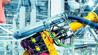 Bei den angestrebten Produktionssystemen handelt es sich um hochgradig vernetzte Strukturen mit einer Vielzahl von beteiligten Menschen, IT-Systemen, Automatisierungskomponenten und Maschinen. Zwischen den teilweise autonom agierenden technischen Systemkomponenten findet ein reger und oft zeitkritischer Daten- und Informationsaustausch statt. Sicherheit wird zum erfolgskritischen Faktor. (Pilz)