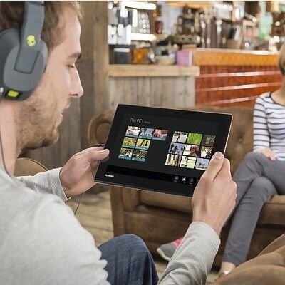 Toshiba Satellite Click Mini: Das ultraleichte 2-in-1 Gerät basiert auf Windows 8.1 with Bing und vereint im eleganten, perlweißen Gehäuse die Eigenschaften eines leichten Tablets mit denen eines leistungsfähigen Notebooks. Dank eines performanten Intel® Atom™ Z3735F Prozessors und langer Akkulaufzeiten eignet sich das Detachable optimal als mobiler Begleiter für unterwegs. (Bild: Toshiba/IFA)