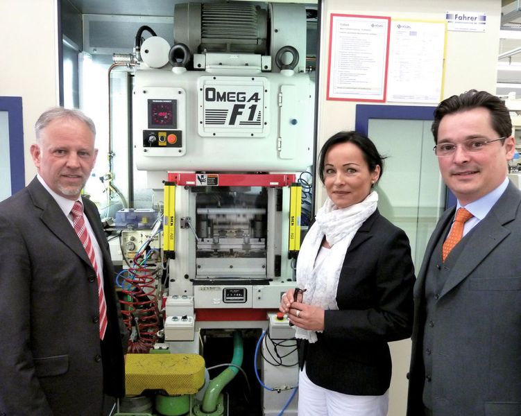 Gemeinsam erfolgreich in der Stanztechnik: v.l. Ronald Baiker, der neue Mann für Projektierung und Vertrieb bei Yamada Dobby Germany in Empfingen, Ulrike Hölzel, kaufmännische Geschäftsleitung bei Hölzel, sowie Dipl.-Ing. (BA)  Boris Hölzel, Geschäftsführer der Hölzel Stanz- und Feinwerktechnik GmbH + Co. KG in Wildberg. Bild: Kuhn (Archiv: Vogel Business Media)