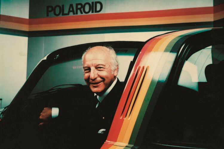 Für weltweite Furore sorgte dieses Bild: Der damailige Bundespräsident Walter Scheel posiert auf dem Stand von Polaroid auf der Messe „Photokina“ 1976 in Buchmanns Wagen. (Buchmann)