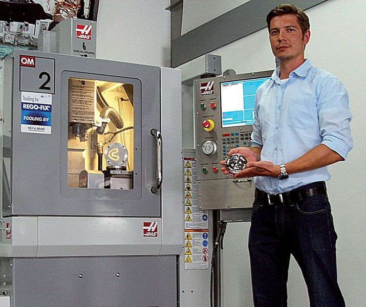 Bild 3: Oliver Stabenow, Verkaufsprofi bei Aro-tec: „Die Haas OM2A Dental mit dem ISO-20-ERM-Werkzeughalter setzt neue Maßstäbe im Preis-Leistungsverhältnis bei der Großsereinproduktion oder der schnellen Prototypenherstellung von kleinen, hochpräzisen medizinischen Teilen.“ Bild: Rego Fix (Archiv: Vogel Business Media)