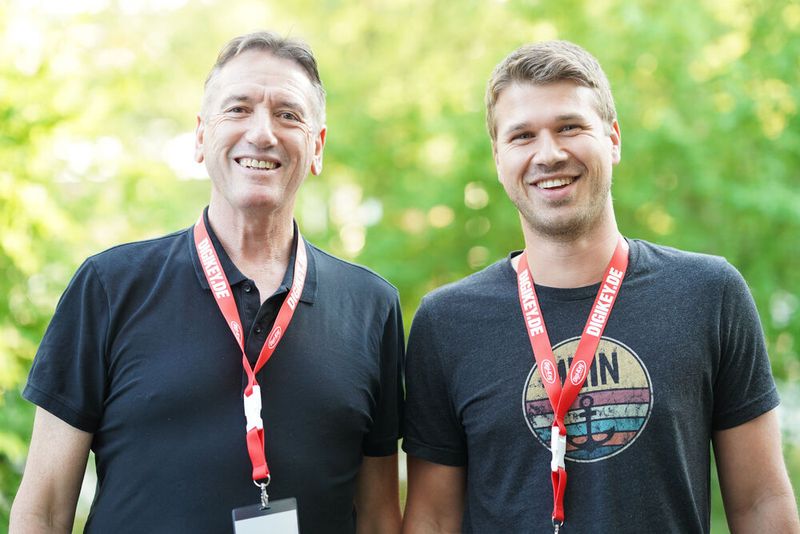 FPGA Conference Europe 2022: Über 70 Sprecher, 100 Vorträge und über 250 Teilnehmer – nach zwei Jahren mit Corona-bedingten Digitalkonferenzen fand die dreitägige FPGA Conference vom 5. bis 7. Juli 2022 endlich wieder als Präsenzveranstaltung statt. Besondere Highlights waren die spannende Keynote von Nick Ni von AMD/Xilinx, die interessante Couchtalk-Expertenrunde, der traditionelle BBQ-Grillabend sowie die vielen glücklichen Gewinner der Verlosungsaktionen.  (Bild: Nadine Stegemann)