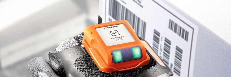 Schnittstelle zwischen Mensch und Maschine: Die tragbaren Barcode-Scanner liefern wertvolle Informationen über betriebliche Abläufe. Schnittstelle zwischen Mensch und Maschine: Die tragbaren Barcode-Scanner liefern wertvolle Informationen über betriebliche Abläufe.