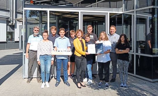 Der zweite Preis geht an Schüler der Integrierten Gesamtschule Kandel. Sie haben eigenständig eine Webseite programmiert, auf der eine 3-D-Visualisierung von Atomen und Kugelwolkenmodellen mit und ohne 3-D-Brille möglich ist.(Bild:  VCI)