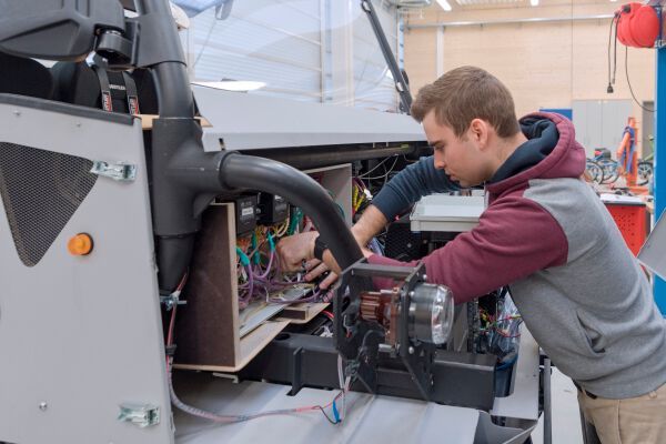Mit dem Projekt „aCar“ der Technischen Universität München (TUM) soll Elektromobilität auch für die ländliche Bevölkerung in armen Regionen mit schlechter Infrastruktur nutzbar werden. (Bild: Andreas Heddergott / TU Muenchen)