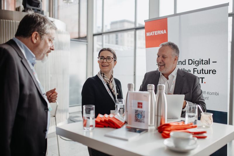 Neben Fachvorträgen, Workshops und Keynotes präsentierten etliche Herstellerfirmen ihre Produkte. In diesem Jahr war das Thema künstliche Intelligenz besonders stark vertreten.  (Bild: Bitkom)