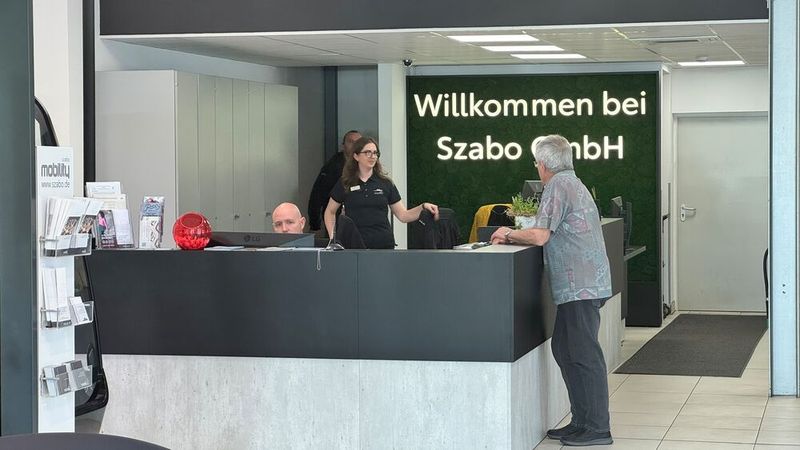Am Empfangstresen zeigt sich, was das Leitbild „Der Mensch und seine Bedürfnisse im Mittelpunkt“ im Alltag bedeutet: freundlich, respektvoll und auf Augenhöhe. (Bild: Schreiner – VCG)