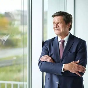 Ulrich Reifenhäuser war 32 Jahre Mitglied und 18 Jahre lang Vorstandsvorsitzender des VDMA-Fachverbandes Kunststoff- und Gummimaschinen. Er übergibt das Amt nun an Sandra Füllsack von der Motan Holding. Bruder Bernd Reifenäuser ist in den Vorstand gewählt.(Bild:  Reifenhäuser)