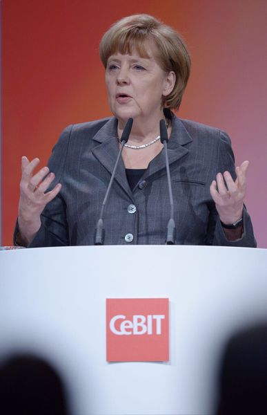 Bundeskanzlerin Angela Merkel lobte die Innovationen, forderte die Branche aber auch auf: „Machen Sie einfache Gebrauchsanleitungen, schöne Vorführmöglichkeiten, nicht zu viele Stecker.“ (Bild: Deutsche Messe)
