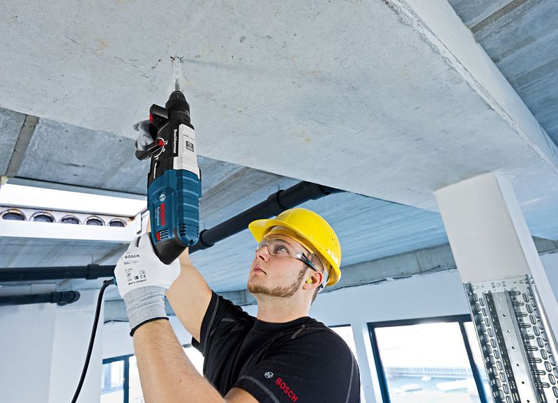 Der GBH 2-28 F Professional und der GBH 2-28 Professional sind als erste Bohrhämmer ihrer Leistungsklasse mit „KickBack Control “ ausgestattet: Bei plötzlicher und unvorhersehbarer Rotation des Elektrowerkzeuges um die Bohrachse – etwa beim Verkanten des Bohrers in Stahlbeton – schaltet der integrierte Sensor den Motor innerhalb eines Sekundenbruchteils ab. Dieser Vorgang beugt einem unerwarteten Rückschlag des Werkzeugs vor und kann somit das 
Verletzungsrisiko reduzieren. (Bosch)